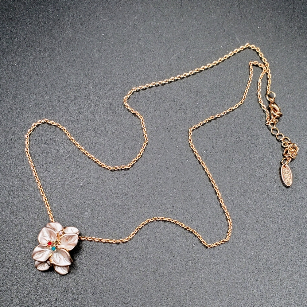 18 K Rose Gold Plated Floral Pendant  Fashion Necklace